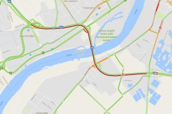 Tömegbaleset az M0-son, már 6 kilométeres a dugó