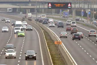 Világelső rezsicsökkentés zúdul az autósokra?