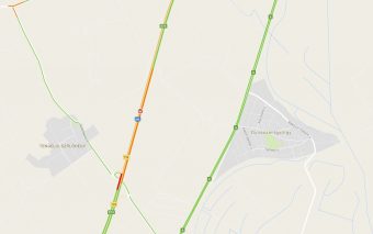 Teljes útzár: egy autó átszakította az M6-os szalagkorlátját