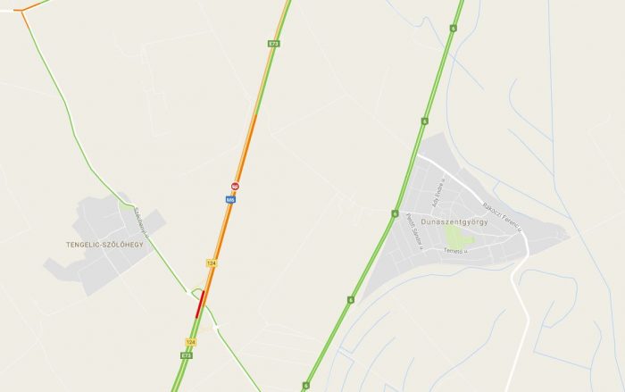 Teljes útzár: egy autó átszakította az M6-os szalagkorlátját