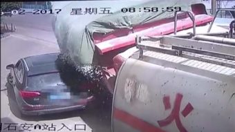 Egész rakomány sódert kapott nyakába a veszélyesen közlekedő audis