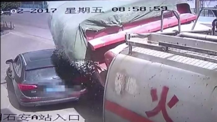 Egész rakomány sódert kapott nyakába a veszélyesen közlekedő audis