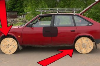 Az orosz srác fából készült kerekeket rakott a Moszkvics alá