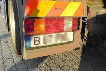 Amatőr rendszámmal akarta átverni a zsarukat