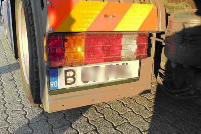 Amatőr rendszámmal akarta átverni a zsarukat