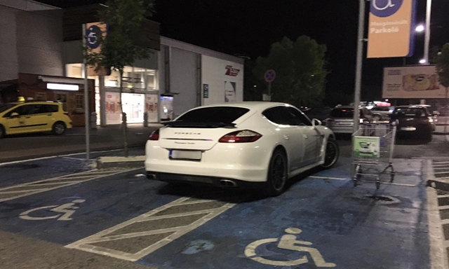 Egyesek szerint nincs határa a pofátlanságnak, úgy parkolnak, ahogy jólesik 1
