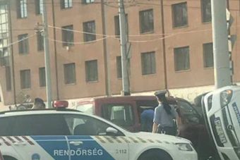 Csúnya balesetet fotóztak Budapesten: oldalára borult egy rendőrautó