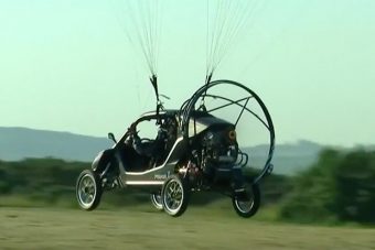 Repülő autó kelt át a La Manche-csatorna felett