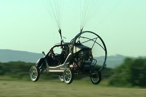 Repülő autó kelt át a La Manche-csatorna felett