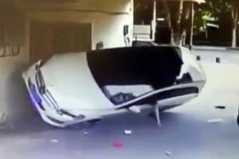 Hihetetlen, hogyan borította fel a nő az autóját