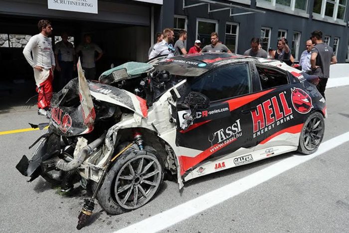 Durva balesetet úszott meg a magyar autóversenyző