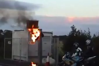 Bemérte a traffipax, visszament és felgyújtotta