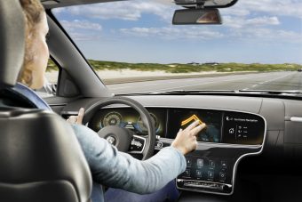 Kézmozdulatokkal irányítható kijelző autóba