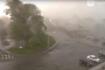 Az orosz várost rendesen megtépázta a vihar, itt a videó