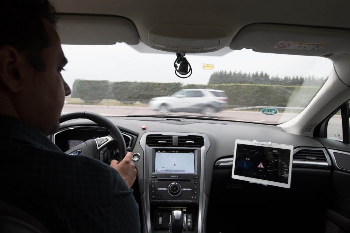 Szól az autó, merről jön a szirénázó mentő