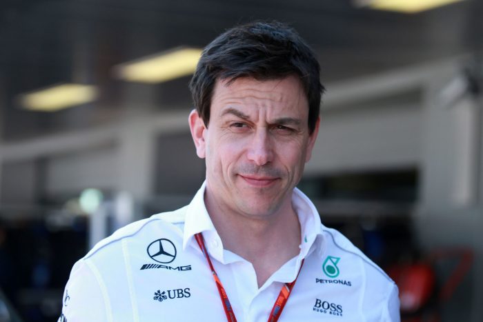 F1: A Ferrari-vezért mentegeti a Mercedes-főnök 1