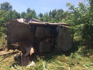 Széttépte a vonat a síneken ragadt legendás orosz terepjárót