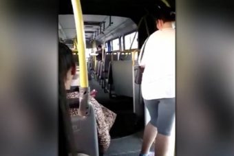 Durva videó: menet közben szakadt ketté a busz