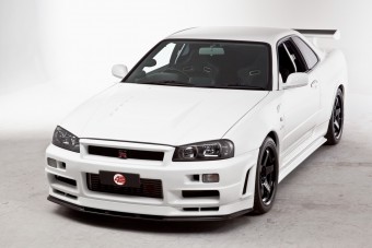 Tömör gyönyör ez a fehér Nissan Skyline GT-R