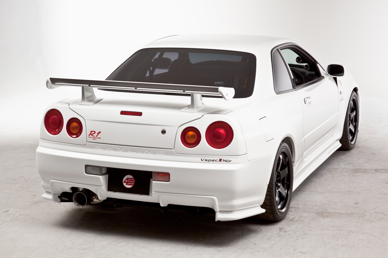 Tömör gyönyör ez a fehér Nissan Skyline GT-R 5
