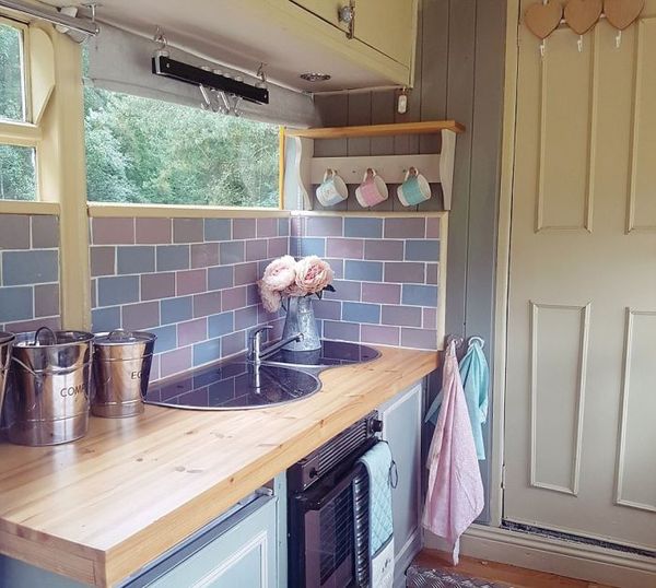 Romantikaimádó páros búvóhelyeként született újjá a kiszolgált öreg busz 5