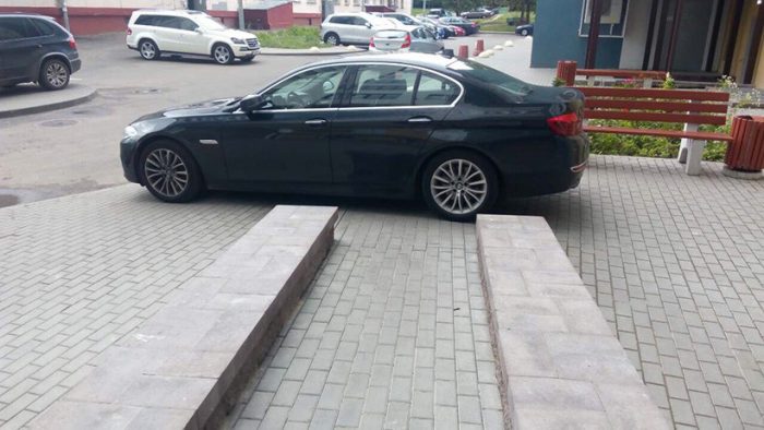 Tahó ez az ajtó elé parkoló BMW-s vagy áldozat? 1