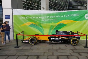 F1-es Renault parkol Budapesten