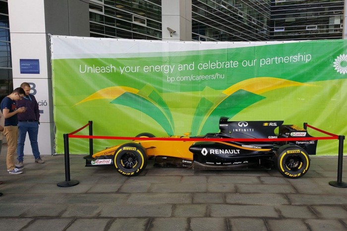 F1-es Renault parkol Budapesten