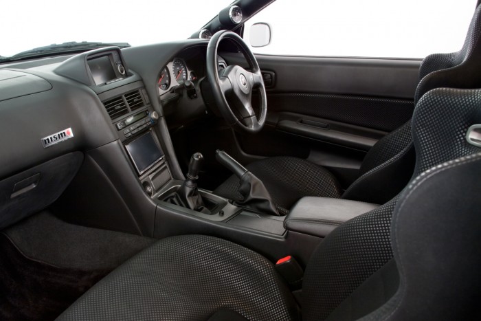 Tömör gyönyör ez a fehér Nissan Skyline GT-R 6