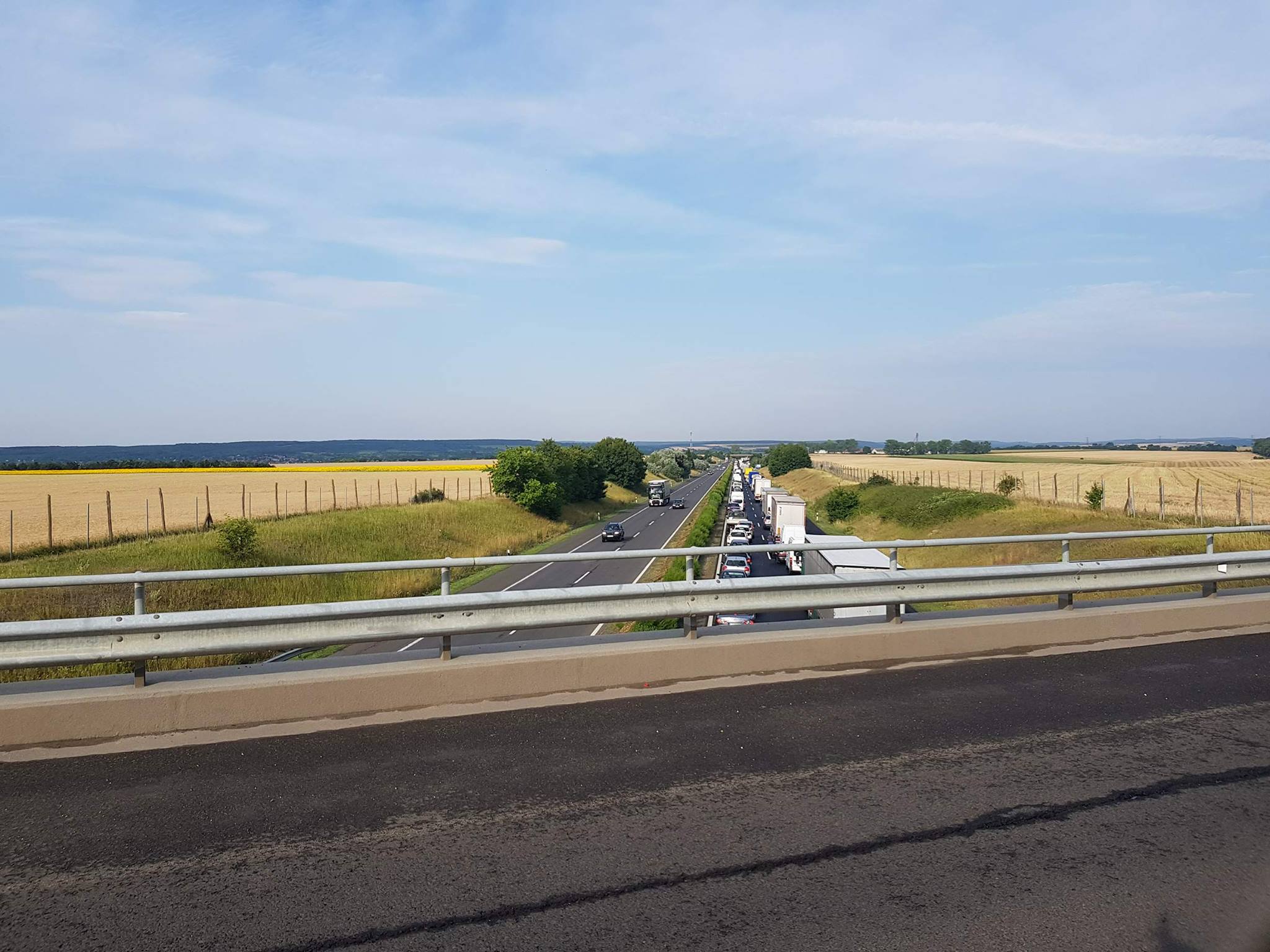 Felborult egy busz, gigadugó az M3-ason – fotók 1