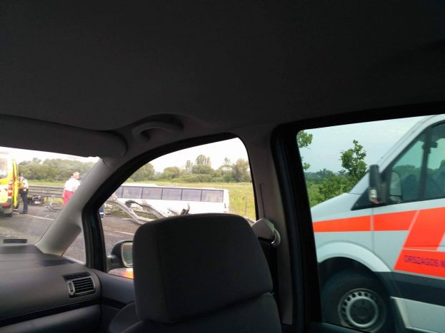 Felborult egy busz, gigadugó az M3-ason – fotók