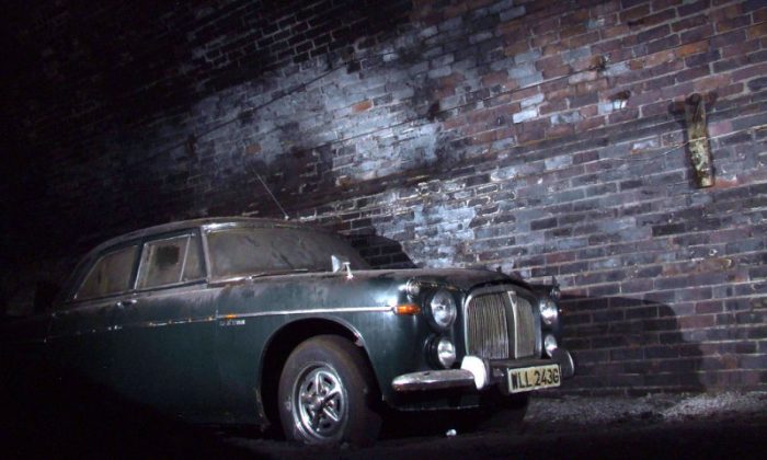 Érdekes öreg autók rohadnak egy beomlott angol alagútban 8