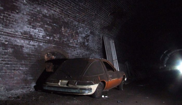 Érdekes öreg autók rohadnak egy beomlott angol alagútban 2