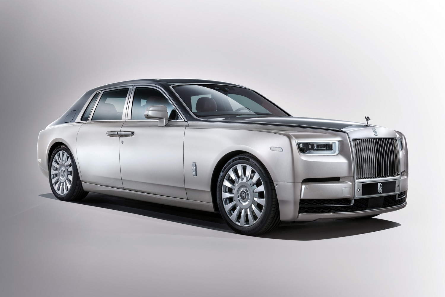 Kigördült a nép színe elé az új Rolls-Royce Phantom 4