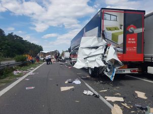 Darabokra szakadt egy magyar furgon a szlovák autópályán