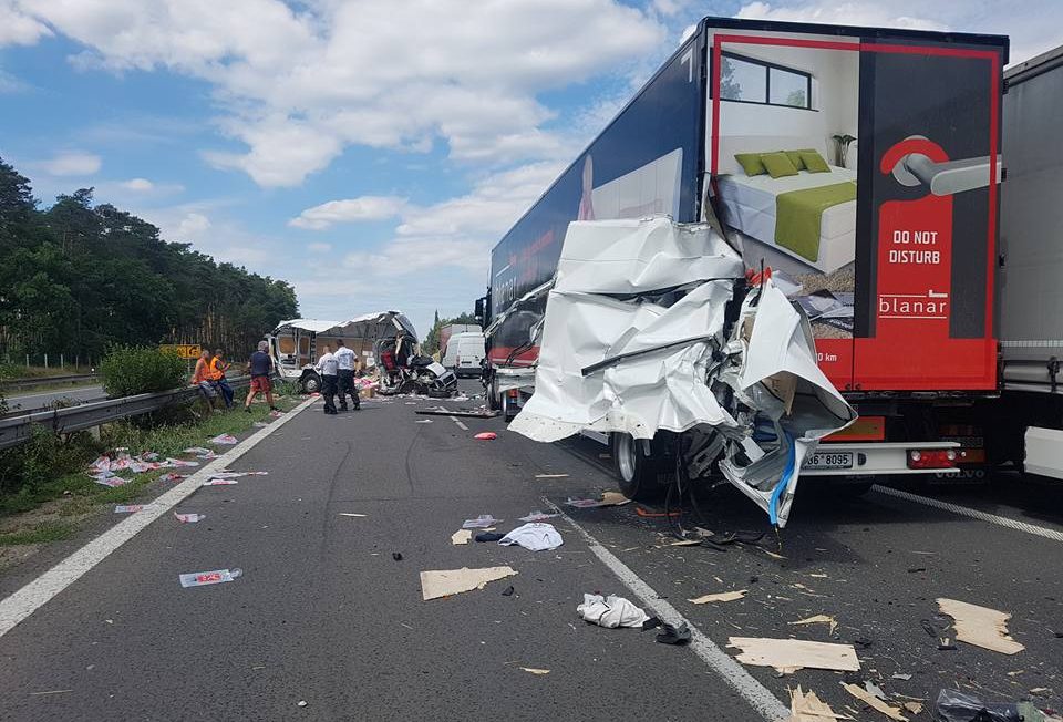 Darabokra szakadt egy magyar furgon a szlovák autópályán 3