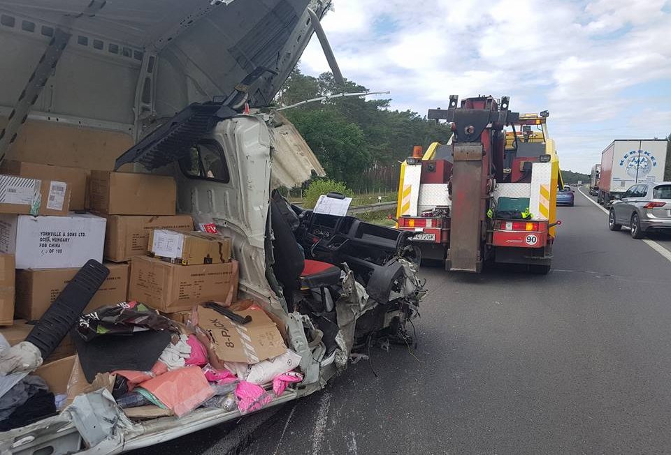 Darabokra szakadt egy magyar furgon a szlovák autópályán 2