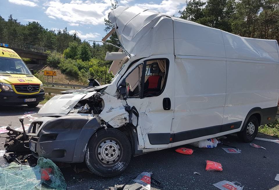 Darabokra szakadt egy magyar furgon a szlovák autópályán 1