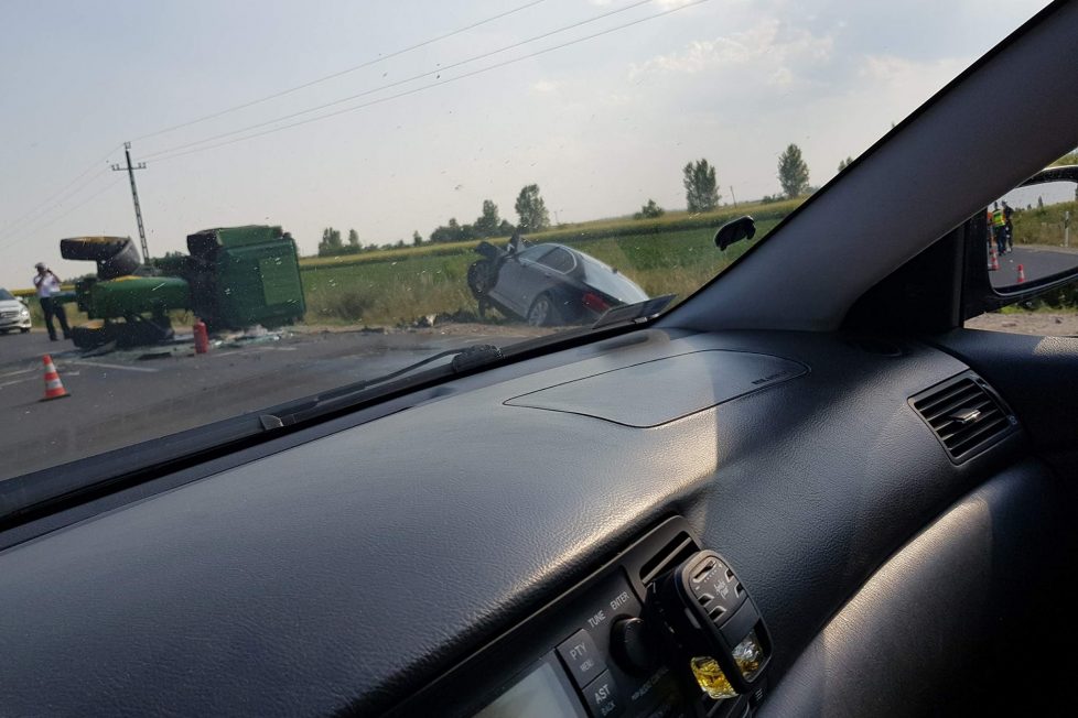 BMW ütközött traktorral a Hajdúságban, fotón a baleset 1 BMW ütközött traktorral a Hajdúságban, fotón a baleset 1