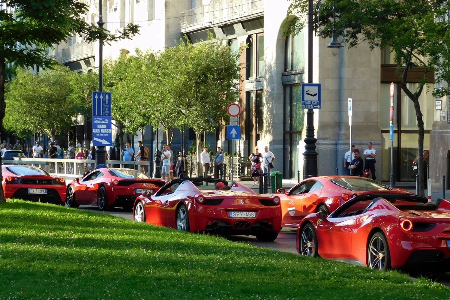 Kirajzottak a Ferrarik Budapesten 1