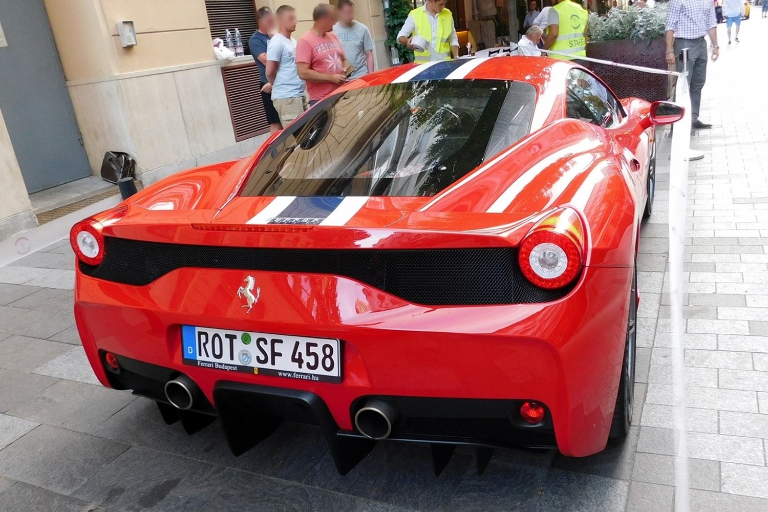 Kirajzottak a Ferrarik Budapesten 8