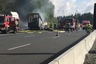 Kiégett egy busz Bajorországban, sokan eltűntek