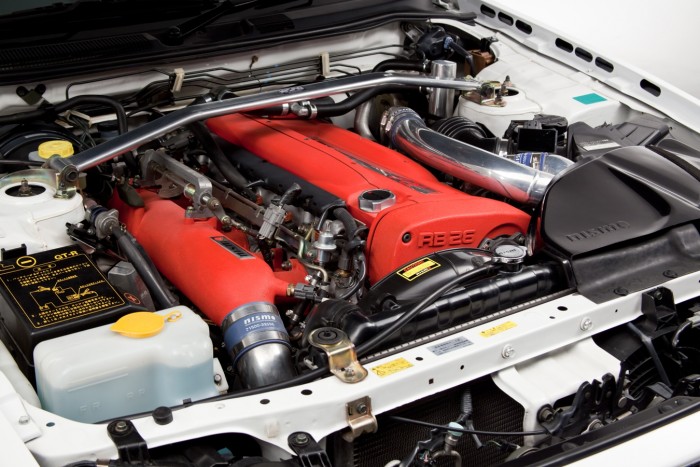 Tömör gyönyör ez a fehér Nissan Skyline GT-R 7