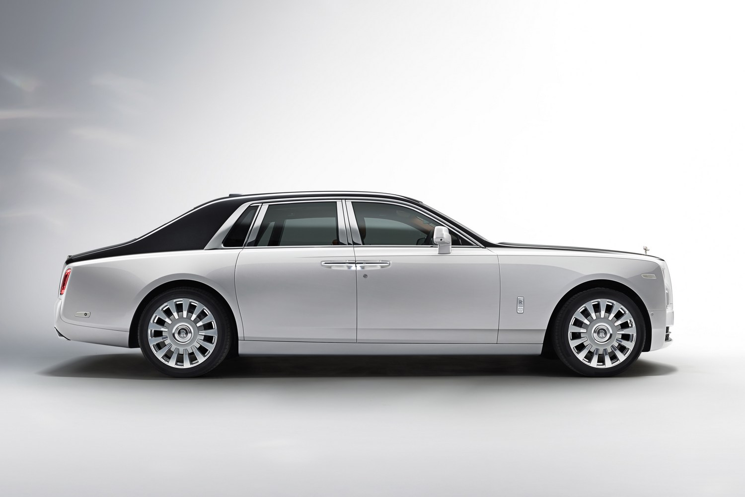 Kigördült a nép színe elé az új Rolls-Royce Phantom 5