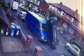 Lopott teherautóval tarolta le a fél utcát