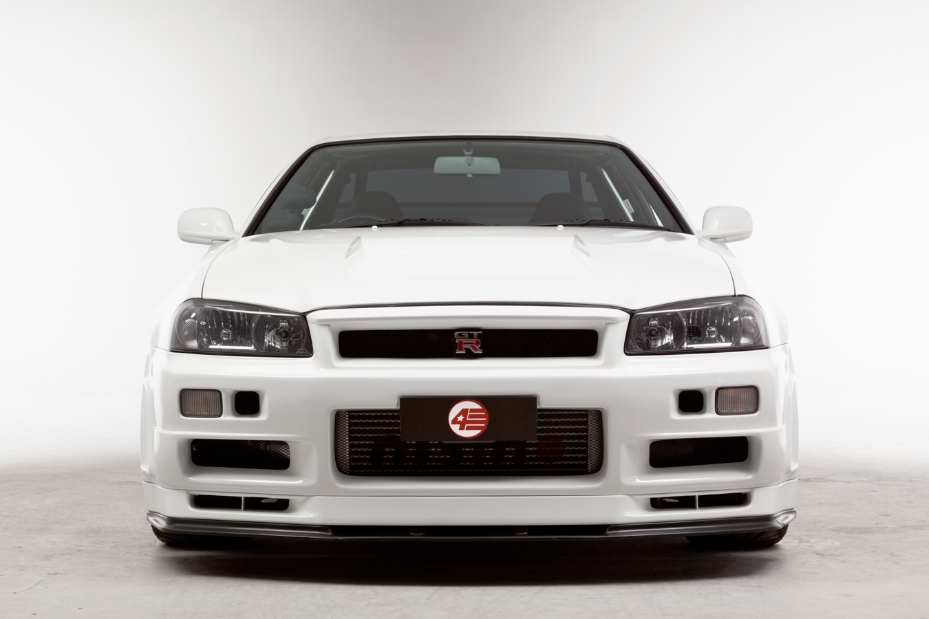 Tömör gyönyör ez a fehér Nissan Skyline GT-R 9