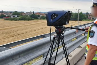 Szemtelen üzenetet kapott egy rendőr traffipaxozás közben