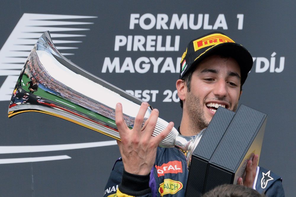 2014 - A Mercedes ügyetlenkedéséből a Red Bull-os Daniel Ricciardo profitált