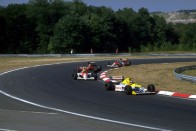 1990 - Thierry Boutsen halad a győzelem felé a Williamsszel, mögötte Senna, Mansell és Berger