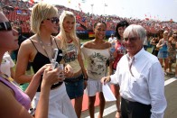 2005 - Bernie Ecclestone az akkor új csapat Red Bull Racing válogatott szépségeivel a rajtrácson